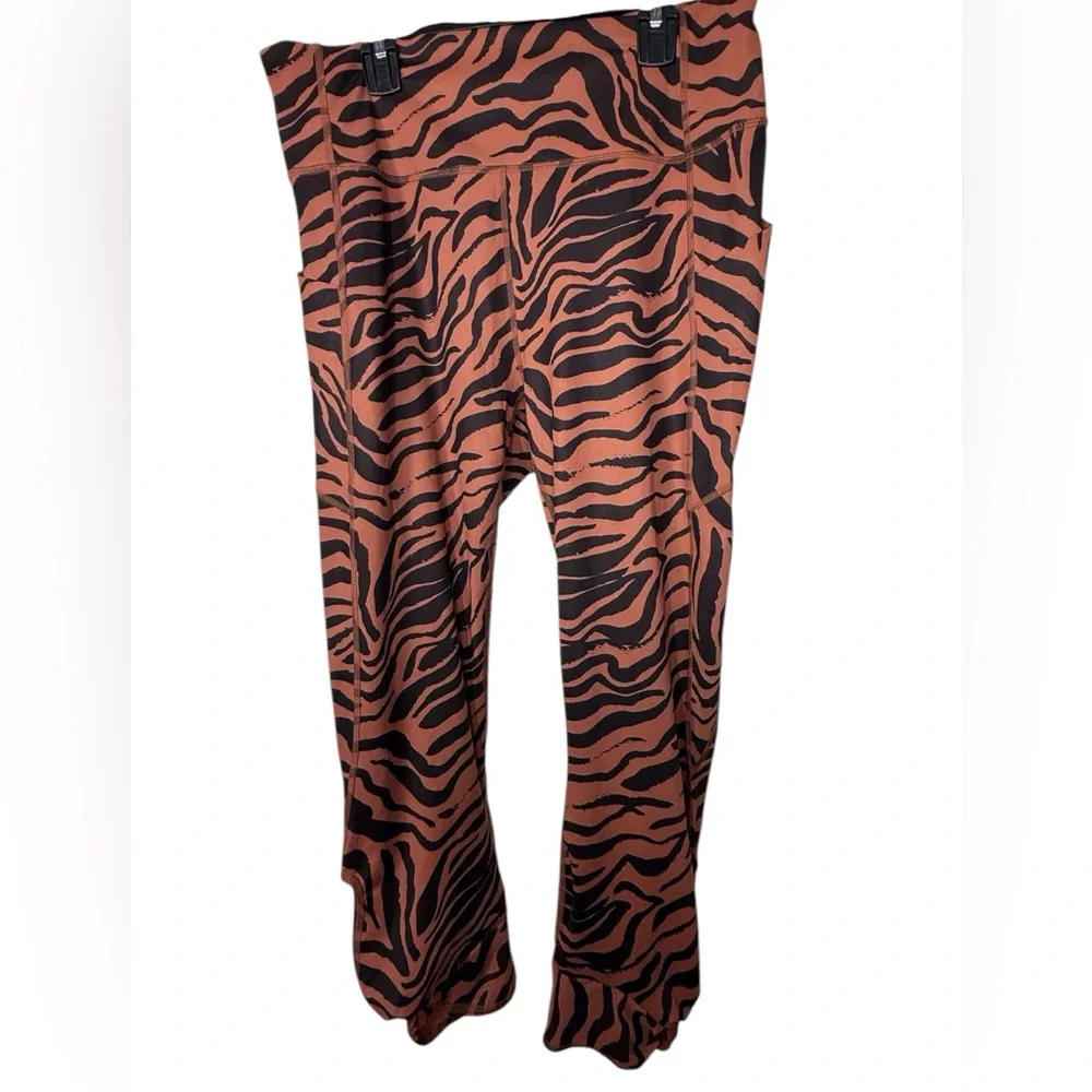 Fabletics Pureluxe‎ Oasis High Waisted 7/8 Tight Leggings Zebra Pockets